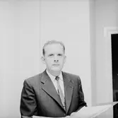 Kontorsinteriör, en man med en pärm.
Wofors