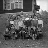 Ställdalens skola, skolbarn med lärarinna på skolgården, hösten 1962.
Skolbyggnad i bakgrunden.