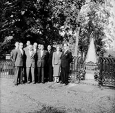 Sparbankens 100-årsminne, grupp 10 personer, monument.