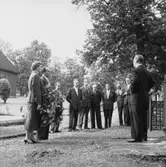 Sparbankens 100-årsminne, grupp 10 personer, monument.