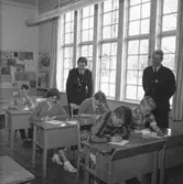Skolpoliser i Ställdalen, klassrumsinteriör, skolbarn och två poliser.