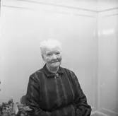 Rällså Ålderdomshem, interiör, en kvinna.
Bilden tagen i samband med födelsedagsfirande för 90-åring.