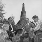 Radioinspelning i Löa, fyra män. Hytta i bakgrunden.