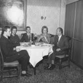 Nyårsfirande på hotell Laxbrogården, grupp fem personer vid bordet.
Myrman