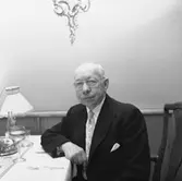 Nyårsfirande på hotell Laxbrogården, en man vid bordet.