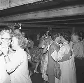 Midsommardans på Lövnäslogen.