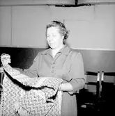 IOGT i Bångbro, interiör, en kvinna med en matta.