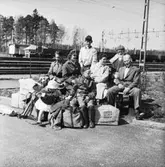 Finnar som flyttar tillbaka till Finland, familjegrupp på järnvägsstationen.