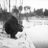 En finsk pojke vid sjön.