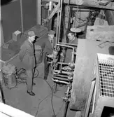 Den nya ångpanneanläggningen i Ställaden, interiör med arbetare.