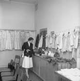 Bångbro skola, examen i slöjden. Klassrumsinteriör, en kvinna.