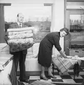 Affärsinteriör, en man och en kvinna.Sedvall