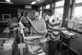 Kurs i lindomesnickeri i Sinntorpsskolans slöjdsal i Lindome, år 1983. Män som tillverkar göteborgsstolar.

För mer information om bilden se under tilläggsinformation.