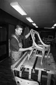 Kurs i lindomesnickeri i Sinntorpsskolans slöjdsal i Lindome, år 1983. En man som tillverkar göteborgsstolar.

För mer information om bilden se under tilläggsinformation.