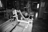 Kurs i lindomesnickeri i Sinntorpsskolans slöjdsal i Lindome, år 1983. En man som tillverkar göteborgsstolar.

För mer information om bilden se under tilläggsinformation.