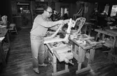 Kurs i lindomesnickeri i Sinntorpsskolans slöjdsal i Lindome, år 1983. En man som tillverkar göteborgsstolar.

För mer information om bilden se under tilläggsinformation.