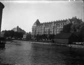 Centralpalatset i Örebro. Svartån i förgrunden.