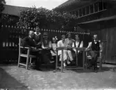 Släktgrupp åtta personer.
Till vänster Anders Johan Pettersson (givarens farfar), i mitten Kerstin Pettersson och Ingrid Pettersson (givarens fastrar).