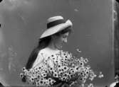 En kvinna med blommor.
Ester Pettersson (givarens faster).