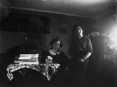 Rumsinteriör, två kvinnor.
Ingrid Pettersson och Ester Pettersson (givarens fastrar).