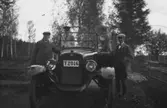 Fyra personer vid en bil.
Familjen Pettersson: Anders Johan Pettersson (givarens farfar), Harald Pettersson (givarens pappa), Martin Pettersson (givarens farbror).