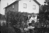 Bostadshus, barngrupp vid bordet framför huset.
Harald Pettersson och Ragnhild Petterssons bostad på 1940-talet.