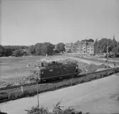 Hyttevägen i Lindesberg, byggnader och tåg.