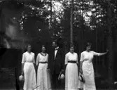 Grupp fem personer (troligen givarens tre fastrar och en farbror).