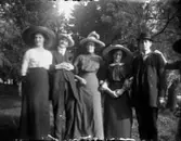 Grupp fem personer. Kvinnorna till höger Ingrid Pettersson och Ester Pettersson (givarens fastrar).