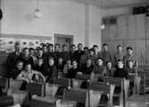 Almby Södra skola, klassrumsinteriör, 27 pojkar med överlärare Albert Johansson.
Klass 8F.