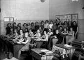 Kommunala Flickskolan, klassrumsinteriör, 29 flickor med lärarinna fru Astrid Sund.
Klass 4k, sal 2.