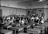 Engelbrektsskolan, klassrumsinteriör, 36 skolbarn med lärarinna fru Greta Sondell.
Klass 4J, sal 22.