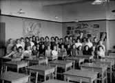 Engelbrektsskolan, klassrumsinteriör, 36 skolbarn med lärarinna fru Greta Sondell.
Klass 4J, sal 22.