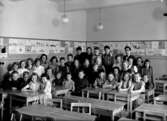 Almby Östra skola, klassrumsinteriör, 35 skolbarn med lärare Bengt Brodin.
Klass 4Kk, sal 20.