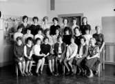 Olaus Petriskolan, klassrumsinteriör, 23 flickor med lärarinna fru Britta Sahlin.
Klass 8b, sal 12.