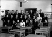 Olaus Petriskolan, klassrumsinteriör, 25 pojkar med lärare Nils Boqvist.
Klass 8B, sal 10.