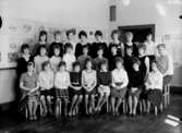 Olaus Petriskolan, klassrumsinteriör, 26 flickor med lärarinna fru Hildingsson.
Klass 8a, sal 2.