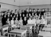 Engelbrektsskolan, klassrumsinteriör, 32 skolbarn med lärarinna fröken Rut Widell.
Klass 6Az, sal 3.