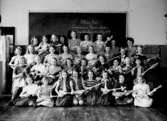 Vasaskolan, klassrumsinteriör, 34 flickor med trängmusikinstrument, med lärarinna Karin Sahlin.Klass 4d, sal 4, 9, 20.