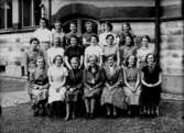Kommunala Flickskolan, 19 flickor med lärarinna fröken Ellen Johansson.
Klass III, 7a (?)
Skolbyggnad i bakgrunden.