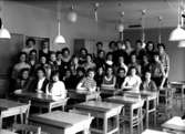 Vasaskolan, klassrumsinteriör, 33 flickor med lärarinna fröken Dagmar Pregner.
Klass 8c, sal 33.