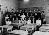 Olaus Petri gamla skola, 25 skolbarn med lärarinna fru Birgit Johansson.
Klass 4B, sal 28.