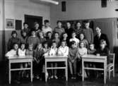 Olaus Petri gamla skola, klassrumsinteriör, 27 skolbarn med lärare Sigvard Fredriksson.
Klass 4C, sal 27.