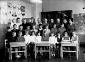 Olaus Petri gamla skola, klassrumsinteriör, 28 skolbarn med lärarinna fru Margareta Hjälmarsson.
Klass 4A, sal 26.