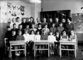 Olaus Petri gamla skola, klassrumsinteriör, 28 skolbarn med lärarinna fru Margareta Hjälmarsson.
Klass 4A, sal 26.