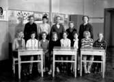 Olaus Petri gamla skola, klassrumsinteriör, 12 skolbarn med lärarinna fru Ulla Lilienberg.
Klass 6F, sal 29.