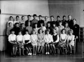 Vasaskolan, klassrumsinteriör, 30 skolbarn med lärare Gunnar Nylin.
Klass 8B, kemisalen.