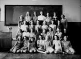 Vasaskolan, klassrumsinteriör, 27 flickor med lärarinna fröken Aina Ahnmark.Klass 6b, sal 23.
