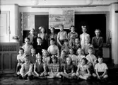 Engelbrektsskolan, klassrumsinteriör, 25 skolbarn med lärarinna fröken Emmy Söderlund.
Klass 2ac, sal 5.