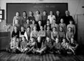 Klassrumsinteriör, 32 pojkar med lärare.
Klass 4C.